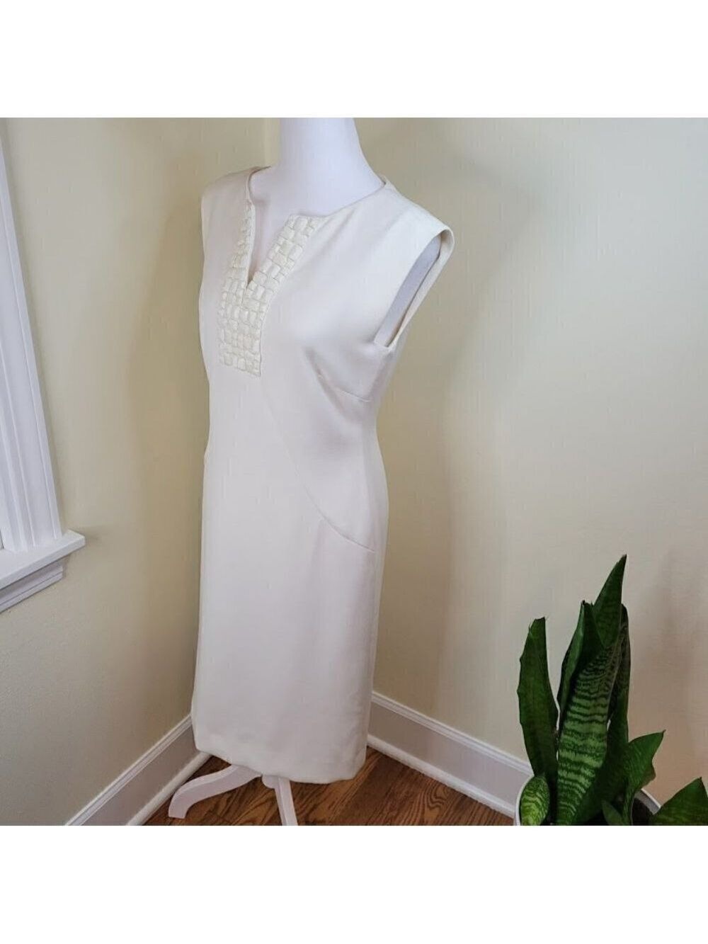 Tahari Sheath Dress Sleeveless Embellished Ivory White V-Neck Women's Size 2 - Picture 7 of 14